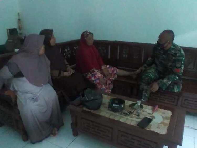 Babinsa Desa Pagedongan Melaksanakan Komsos Dengan Menggunakan Pijat Alternatif Terapi Setrum