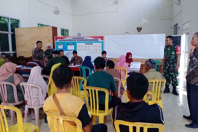 Beri Rasa Aman Babinsa Kebutuhduwur Dampingi Penyaluran BLT DD