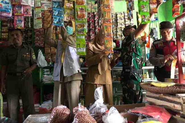 Razia Makanan Dan Minuman Kadaluarsa Oleh Tim Gabungan Forkompinca Pagedongan