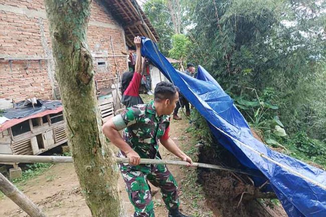 Babinsa Tanggap Bencana Tanah Longsor