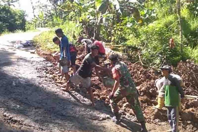 Babinsa Bersama Warga Melaksanakan Karya Bakti Perbaikan Jalan