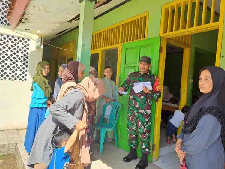 Danposramil Pagedongan Bersama 2 Orang Anggota Babinsa Melaksanakan Pendampingan Pembagian Bantuan Pangan Berupa Beras