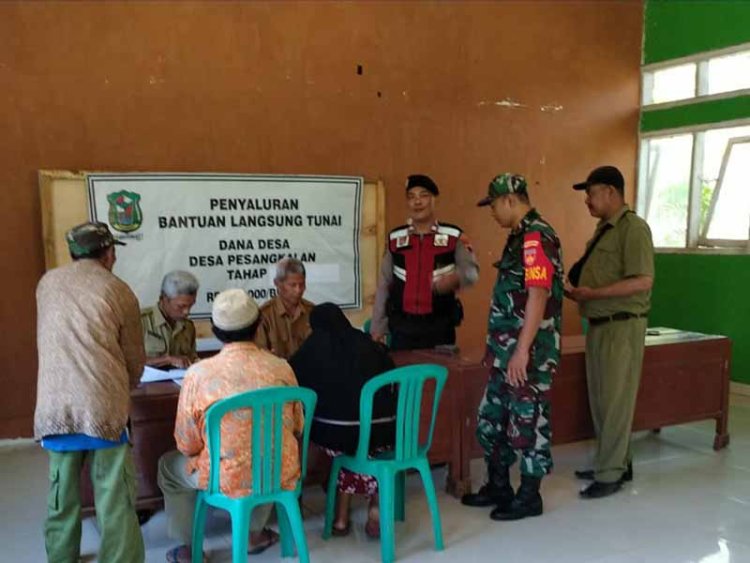 Babinsa Bersama Bhabinkamtibmas Melaksanakan Pemantauan Penyaluran BLT DD