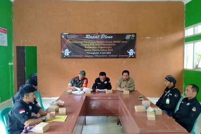 Babinsa 01 Hadiri Rapat Pleno Rekapitulasi Daftar Pemilih Hasil Perbaikan ( DPSHP ) Akhir Tingkat PPS Desa Pesangkalan