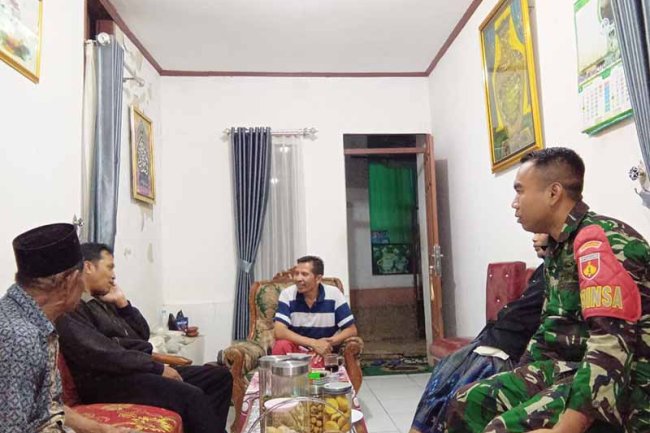 Babinsa Lakukan Patroli Wilayah Dan Sambang Warga