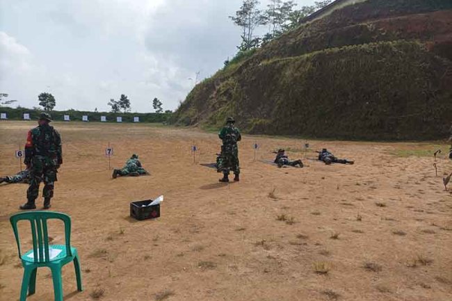 ASAH KEMAMPUAN PERSONEL KORAMIL 01/BANJARNEGARA MELAKSANAKAN LATIHAN MENEMBAK