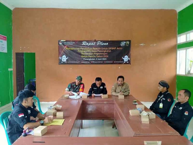 Babinsa 01 Hadiri Rapat Pleno Rekapitulasi Daftar Pemilih Hasil Perbaikan ( DPSHP ) Akhir Tingkat PPS Desa Pesangkalan