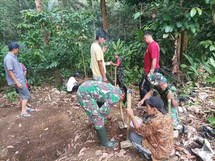 Babinsa Laksanakan Peletakan Baru Pertama Rtlh Di Wilayah Binaan