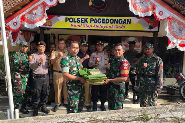 Pemberian Ucapan Selamat HUT Bhayangkara Yang Ke 77