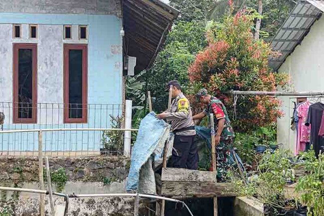 BABINSA DAMPINGI TIM SANITARIAN KABUPATEN DAN KECAMATAN, DALAM PENYIAPAN KUNJUNGAN DAN EVALUASI DARI DINAS KESEHATAN PROVINSI MENUJU BANJARNEGARA BEBAS DAN SEHAT DARI ODF TAHUN 2023