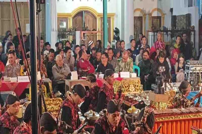PUNCAK ACARA RUWAT BUMI DESA KEBUTUHDUWUR DANRAMIL HADIRI PAGELARAN WAYANG KULIT