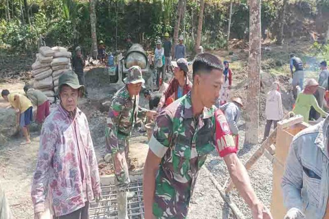 WUJUDKAN KEMANUNGGALAN TNI DENGAN RAKYAK BABINSA KORAMIL 01/BANJARNEGARA BANTU PENGECORAN JEMBATAN