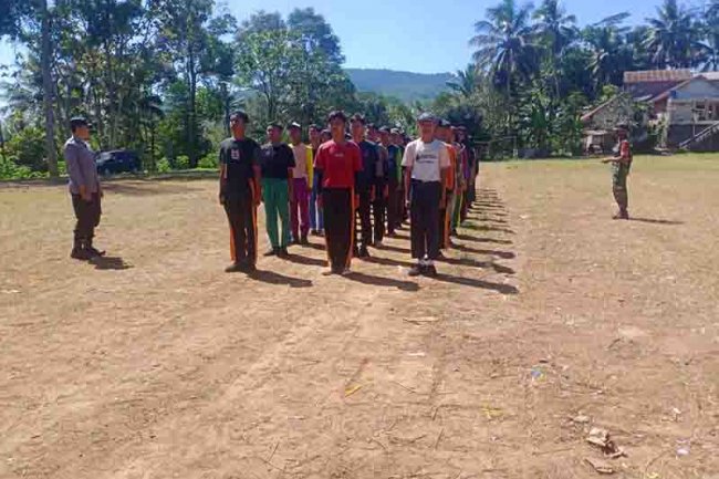 Dibawah Terik Matahari Babinsa Latih Paskibra Kecamatan