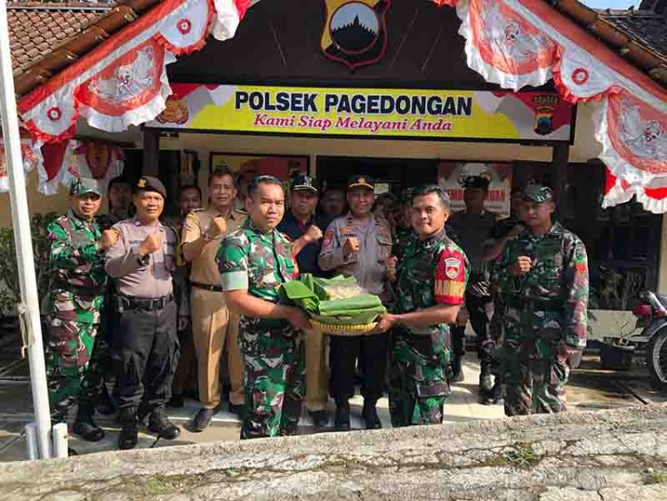 Pemberian Ucapan Selamat HUT Bhayangkara Yang Ke 77