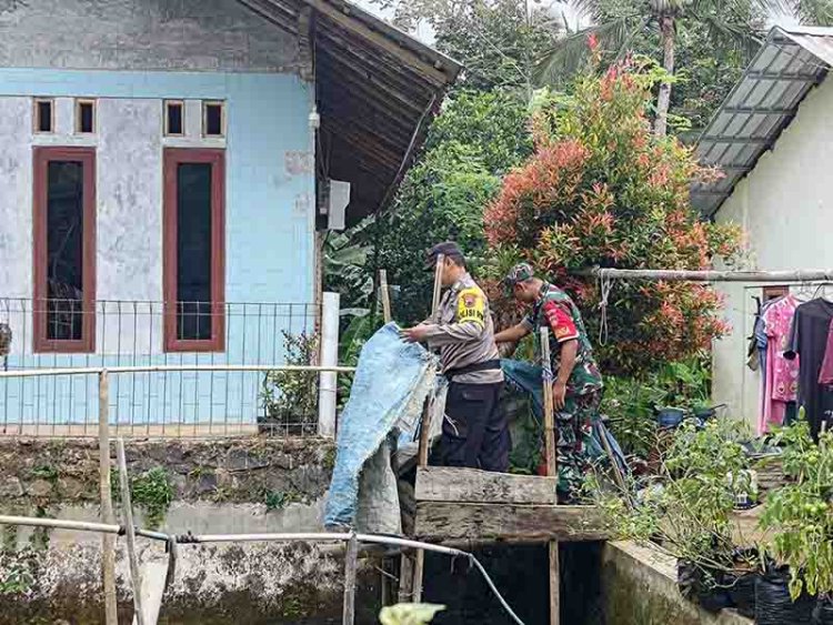 BABINSA DAMPINGI TIM SANITARIAN KABUPATEN DAN KECAMATAN, DALAM PENYIAPAN KUNJUNGAN DAN EVALUASI DARI DINAS KESEHATAN PROVINSI MENUJU BANJARNEGARA BEBAS DAN SEHAT DARI ODF TAHUN 2023