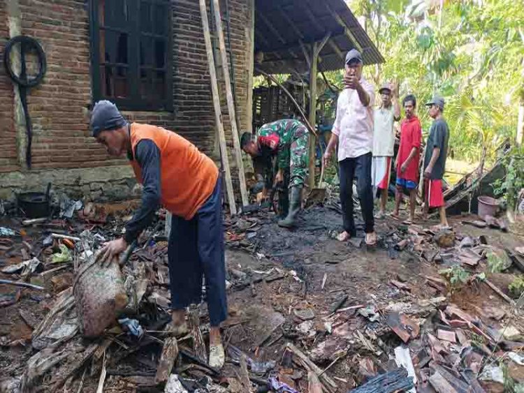Babinsa Bersama Warga Bersihkan Puing Puing Sisa Kebakaran