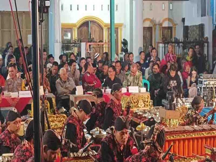 PUNCAK ACARA RUWAT BUMI DESA KEBUTUHDUWUR DANRAMIL HADIRI PAGELARAN WAYANG KULIT