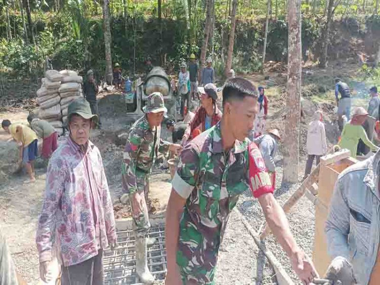 WUJUDKAN KEMANUNGGALAN TNI DENGAN RAKYAK BABINSA KORAMIL 01/BANJARNEGARA BANTU PENGECORAN JEMBATAN