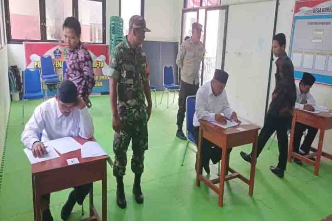 Babinsa Hadiri dan Pantau Ujian Tertulis di Desa Binaan