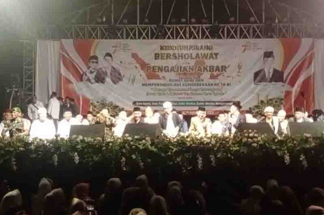 DALAM RANGKA RUWAT BUMI DAN MEMPERINGATI HUT KE 78 RI BABINSA BERSHOLAWAT DI WILAYAH BINAAN