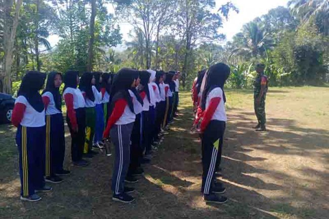 Babinsa Koramil 01 / Banjarnegara Latih Paskibra Tingkat Kecamatan Dan Defile ASN ATR/BPN Jelang Peringatan HUT Kemerdekaan RI ke 78