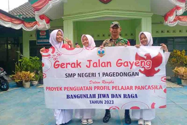 BERI RASA AMAN BABINSA 01/BNA BANTU PENGAMANAN JALAN GAYENG SMP N 1 =