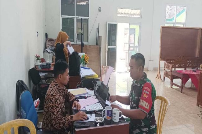 Perbaharui Data, Babinsa Melaksanakan Puldata di Kantor Desa 
