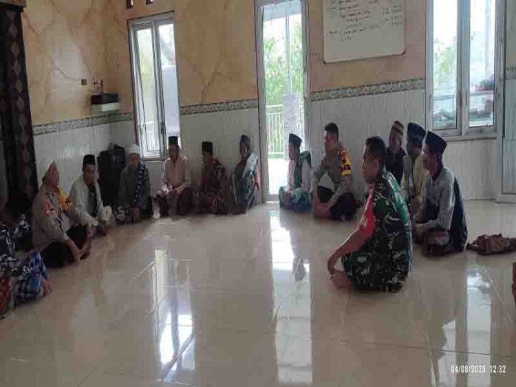  Babinsa Hadiri Jumat Curhat