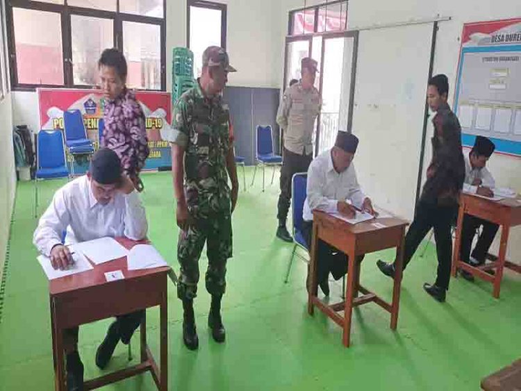 Babinsa Hadiri dan Pantau Ujian Tertulis di Desa Binaan