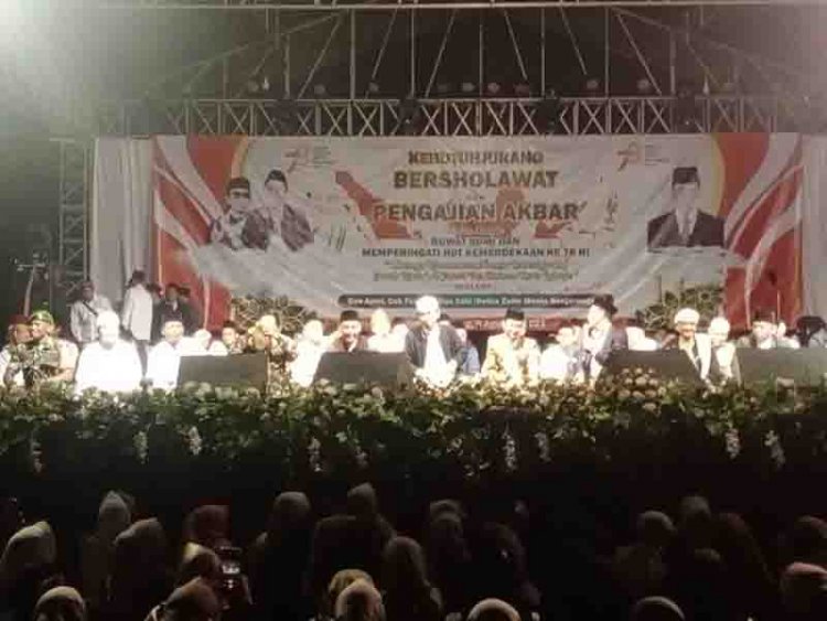 DALAM RANGKA RUWAT BUMI DAN MEMPERINGATI HUT KE 78 RI BABINSA BERSHOLAWAT DI WILAYAH BINAAN