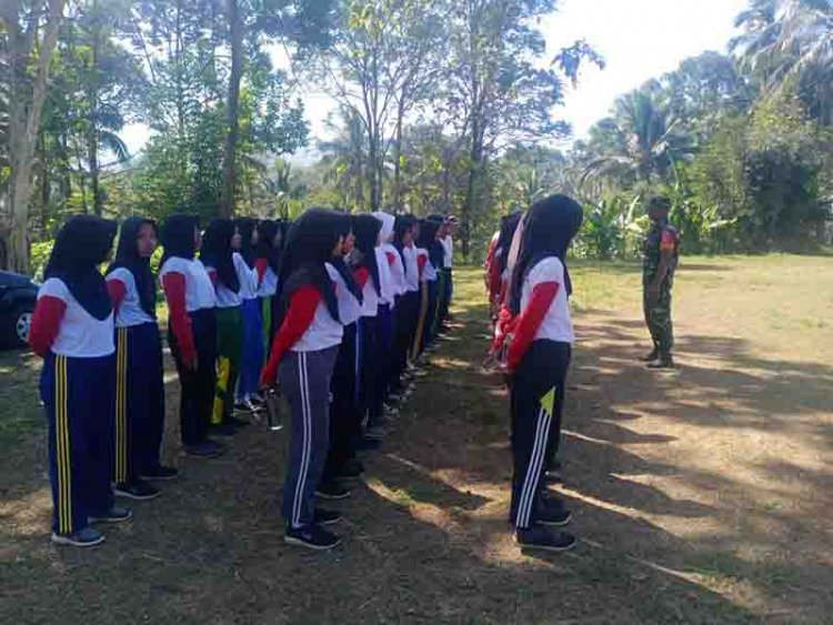 Babinsa Koramil 01 / Banjarnegara Latih Paskibra Tingkat Kecamatan Dan Defile ASN ATR/BPN Jelang Peringatan HUT Kemerdekaan RI ke 78
