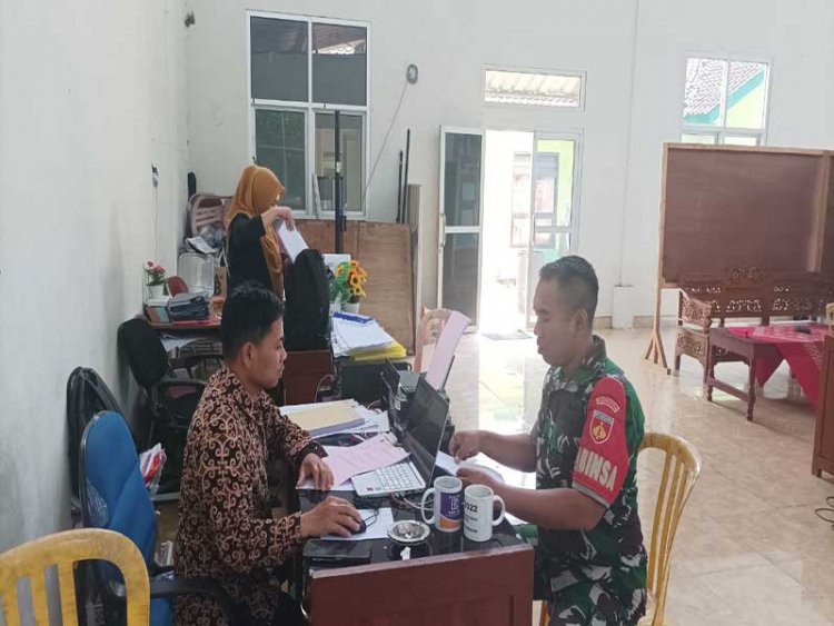 Perbaharui Data, Babinsa Melaksanakan Puldata di Kantor Desa 