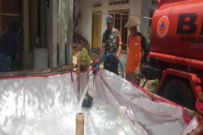 Mengatasi kesulitan Rakyat, Babinsa Koramil 01/Bna Melaksanakan Pendampingan Penyaluran Bantuan Bak Air Bersih