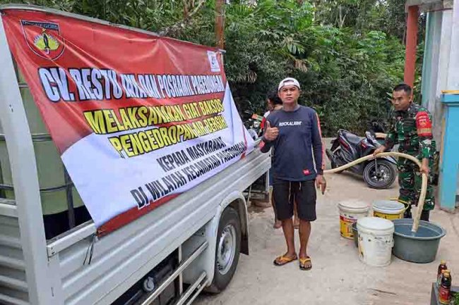 Posramil Bersama CV Restu Jaya Bagi-bagikan Air Bersih Gratis Kepada Masyarakat
