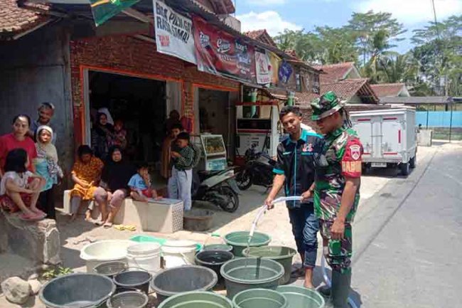 Bantu Atasi Kelangkaan Air, Babinsa Posramil Pagedongan