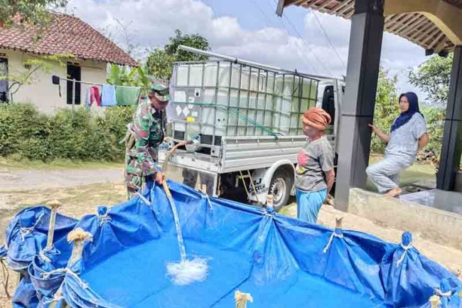 Babinsa R 01 Melaksanakan Pendampingan Pengedropan Air Bersih Untuk Warga Yang Kesulitan Air
