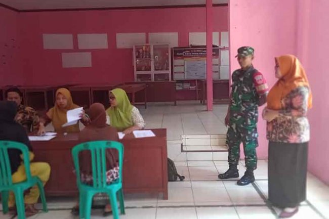 Babinsa Koramil 01 Melaksanakan Pemantauan Monitoring Pembagian BLT