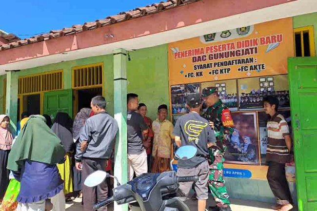 Babinsa Laksanakan Pemantauan Pendistribusian Beras Bulog