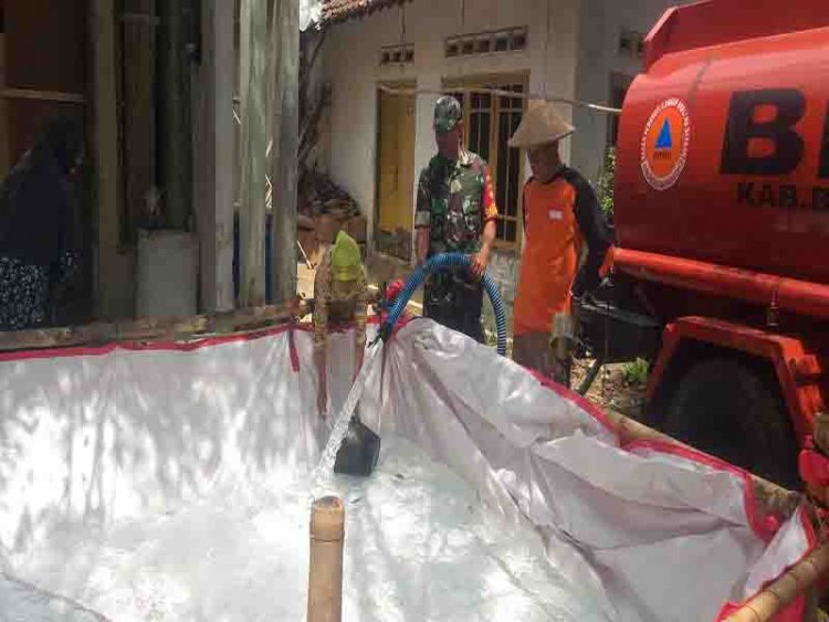 Mengatasi kesulitan Rakyat, Babinsa Koramil 01/Bna Melaksanakan Pendampingan Penyaluran Bantuan Bak Air Bersih