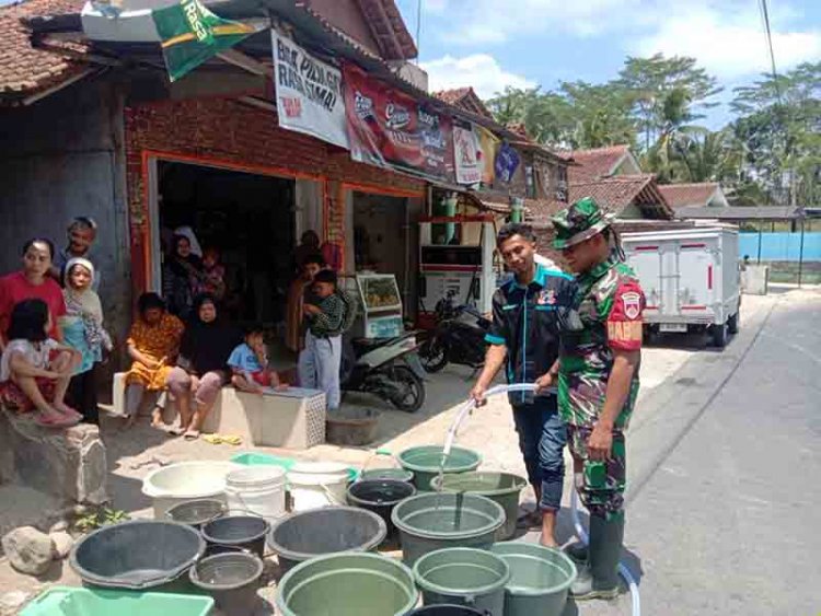 Bantu Atasi Kelangkaan Air, Babinsa Posramil Pagedongan
