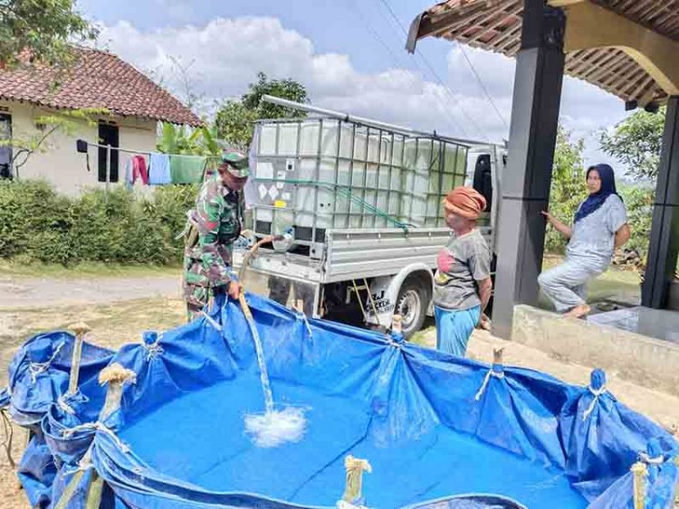 Babinsa R 01 Melaksanakan Pendampingan Pengedropan Air Bersih Untuk Warga Yang Kesulitan Air