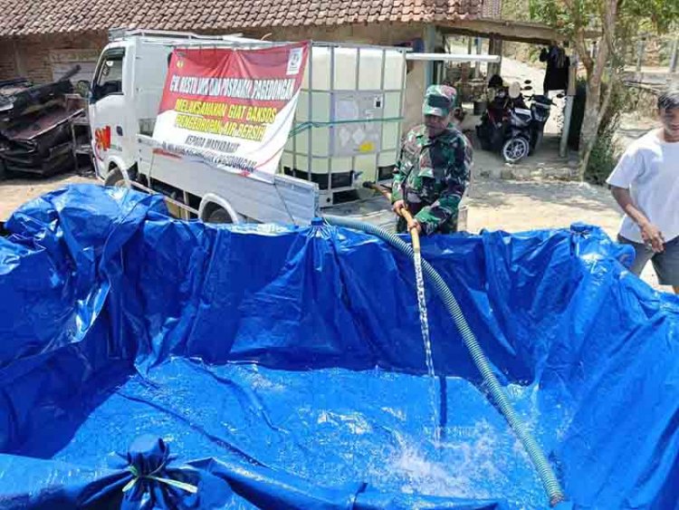 Dampak musim kemarau, Babinsa dampingi Droping air bersih ke wilayah kekurangan air Bersih 