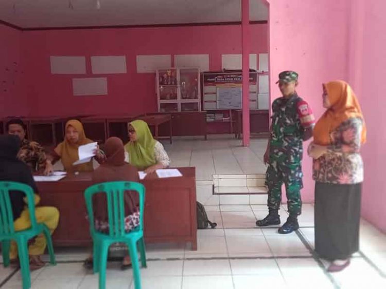 Babinsa Koramil 01 Melaksanakan Pemantauan Monitoring Pembagian BLT