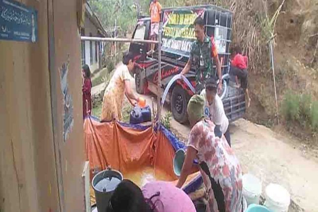 Peduli Warga Babinsa Koramil 01 Posramil Pagedongan Melaksanakan Pengedropan Air Bersih