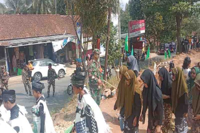 Karnaval Gebyar Maulud Nabi Muhammad SAW, Babinsa melaksanakan Pengamanan dan Pemantauan