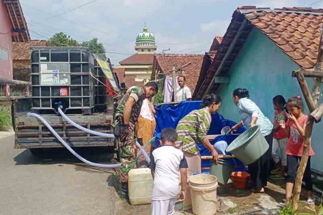 Babinsa Melaksanakan Pendropingan Air Bersih
