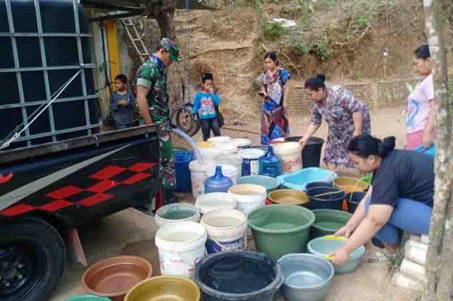 Membantu Kebutuhan Warga Yang Kekeringan