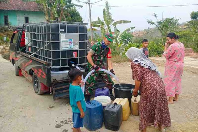 Babinsa 01 Pendropingan Air Bersih Untuk Warga Yang Kekeringan