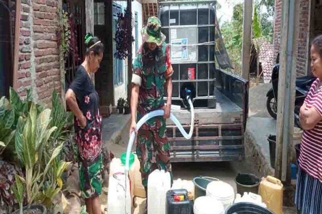 Babinsa Koramil 01/Banjarnegara Melaksanakan Baksos Pengedropan Air Bersih di wilayah
