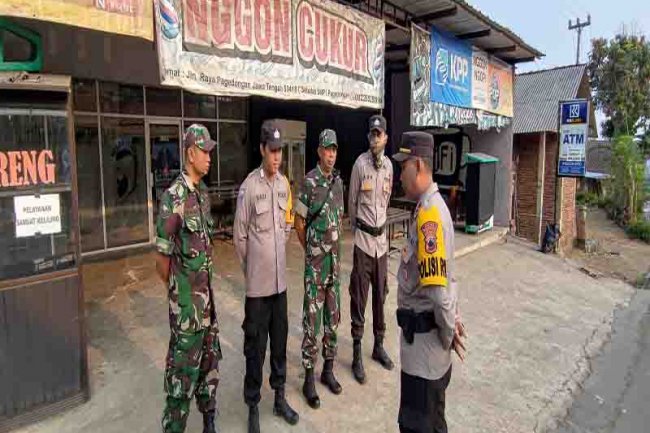 Wujud Sinergitas TNI Polri di Kecamatan Pagedongan, Babinsa dan Bhabinkamtibmas Besama-sama Melaksanakan Pengaturan Lalu Lintas 